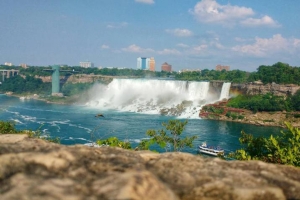 El tricolor colombiano en las cataratas del Ni&aacute;gara