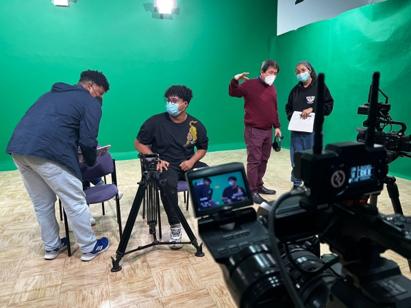 Estudiantes reciben clase en el estudio de Univalle TV