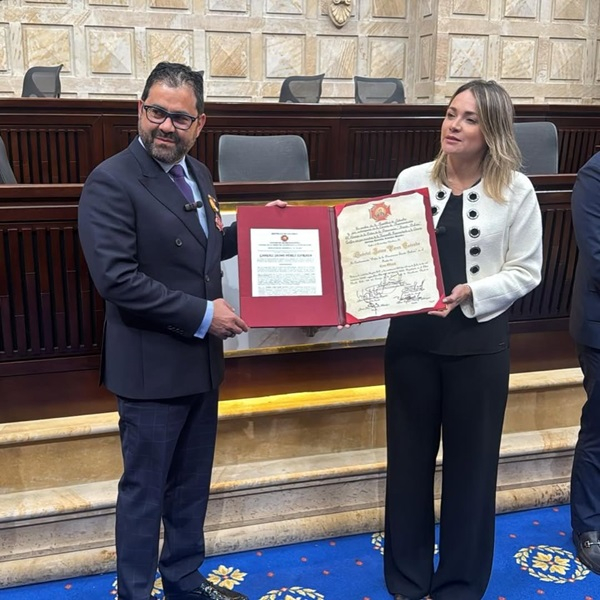 Egresado de Medicina recibe la Orden Sim&oacute;n Bol&iacute;var