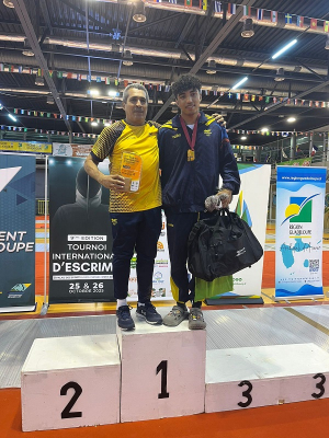 Estudiante gana doble oro en campeonato internacional de esgrima