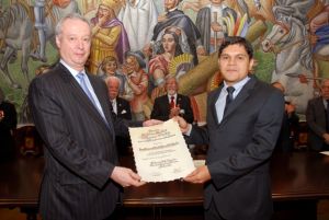 Profesor recibe premio para Cient&iacute;ficos J&oacute;venes