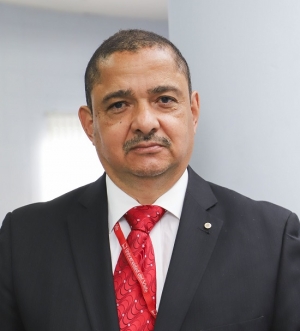 Profesor recibe menci&oacute;n de honor por lucha contra la corrupci&oacute;n