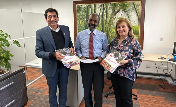 Univalle entreg&oacute; documentos para la renovaci&oacute;n de su acreditaci&oacute;n