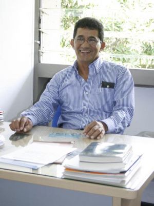 Docente recibe Medalla al M&eacute;rito Acad&eacute;mico