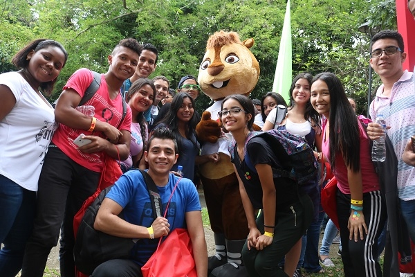 Multitudinaria participaci&oacute;n de estudiantes en la bienvenida