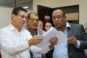 Rector visita laboratorios de la EIDENAR para proyectar su mejoramiento