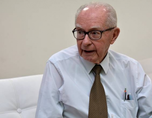Sinisterra O&acute;byrne, profesor durante 45 a&ntilde;os