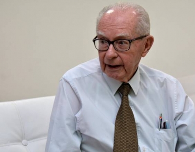 Sinisterra O&acute;byrne, profesor durante 45 a&ntilde;os