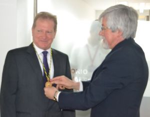 El presidente de la ACCEFYN Enrique Forero impone la medalla a Jaime Cantera Kintz.