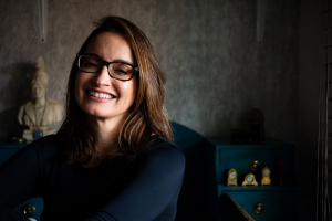 Profesora recibe premio internacional de literatura