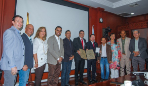 Rector Varela, condecorado por la Asamblea Departamental