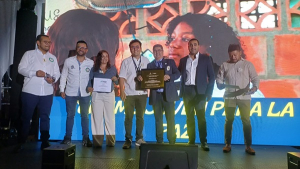 Estudiantes reciben Medalla al M&eacute;rito Tur&iacute;stico