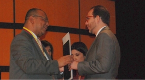 Mineducaci&oacute;n condecora a profesor Guillermo Murillo Vargas