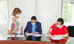 Firmado acuerdo con empleados y profesores de las Sedes Regionales