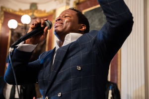 Mauro Castillo hace historia, primer afrolatino en cantar y grabar disco en vivo en la Casa Blanca