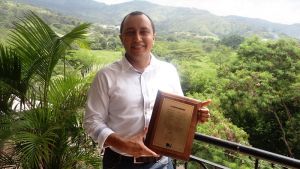 Egresado inventa Tecnolog&iacute;a de Respuesta Autom&aacute;tica &ldquo;Call Me&rdquo; de DIRECTV