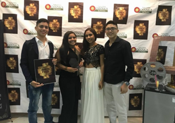 Estudiantes ganan premios de periodismo