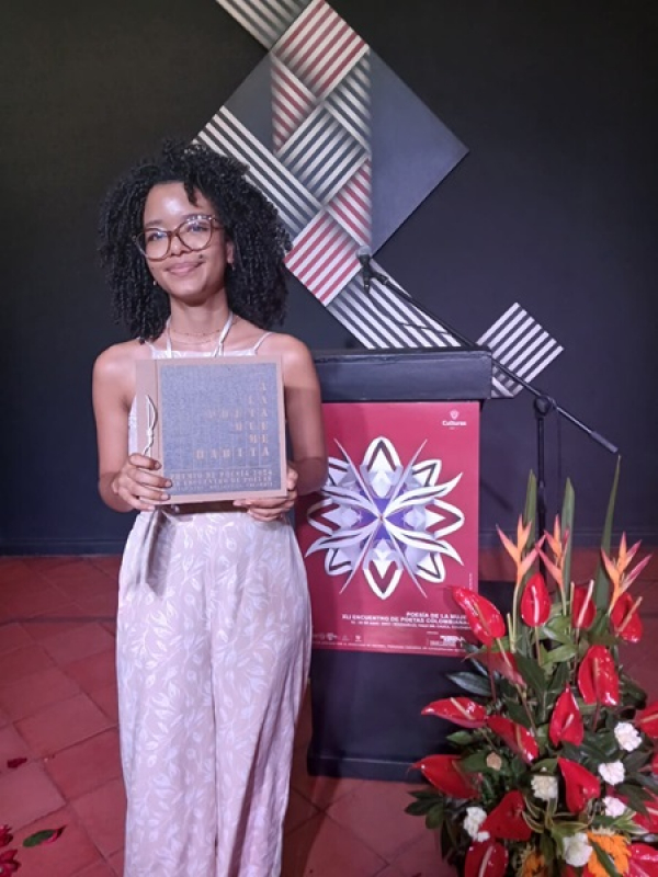 A una poeta que habita la Universidad