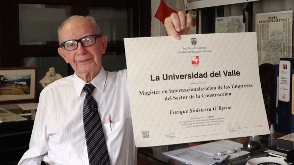 Estudiar para instruir a las nuevas generaciones: la apuesta de Enrique Sinisterra, graduando a sus 89 a&ntilde;os