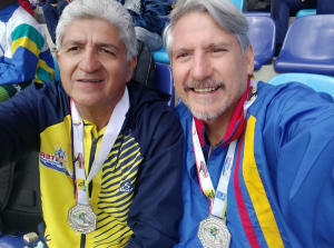 Docente gana medalla de plata en competencia de atletismo senior