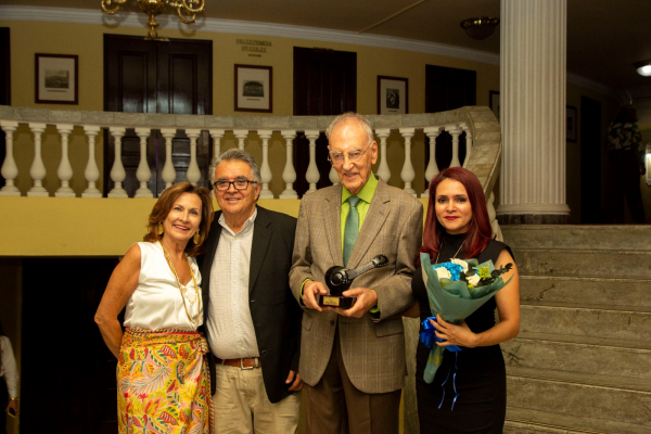 Mono N&uacute;&ntilde;ez reconoce legado de Mario G&oacute;mez Vignes