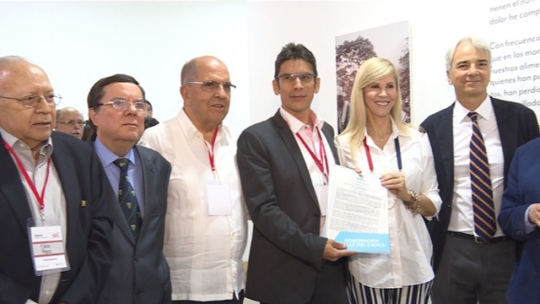 Gobernadora entreg&oacute; reconocimiento a la revista Colombia M&eacute;dica por sus 50 a&ntilde;os de creaci&oacute;n