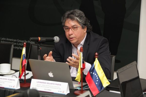 Docente presenta teor&iacute;a organizacional en Chile