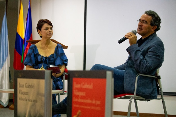 &ldquo;Democracia es contar varias versiones del pasado&rdquo;: Juan Gabriel V&aacute;squez