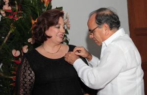 Directora de Cisalva recibi&oacute; Medalla al M&eacute;rito