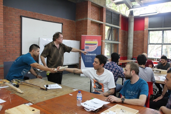 Taller de 'Cigar Box Guitar' con Steve Arvey