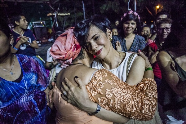 En #Ella2017: Bertha Lucia Fries Martinez y Victoria Sandino, se estrecharon en un abrazo colectivo por la Paz.