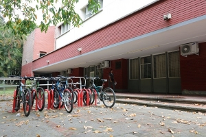Nuevos bicicleteros y andenes peatonales en la Universidad