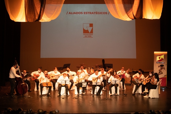 Estudiantina le cant&oacute; a los A&ntilde;os Dorados
