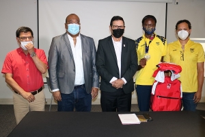 Univalle entrega s&iacute;mbolos deportivos institucionales a la medallista panamericana Jennifer Rodr&iacute;guez