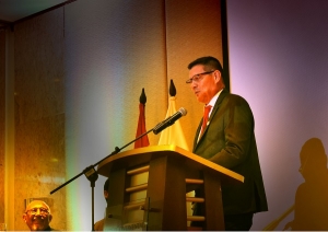 En Am&eacute;rica Latina podemos hacer ciencia de frontera, afirma Rector Varela