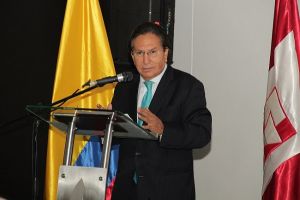 Menos pol&iacute;tica, m&aacute;s liderazgo: Alejandro Toledo