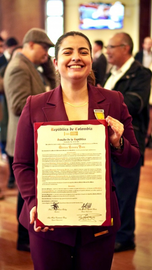 Egresada Ghisliane Echeverry Prieto, condecorada en el Congreso