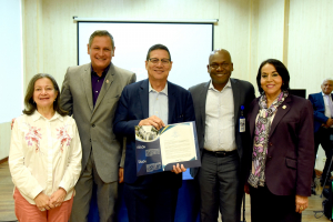 HUV entrega reconocimiento al rector Edgar Varela