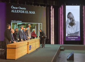 Docente recibe menci&oacute;n por su libro de cr&oacute;nicas