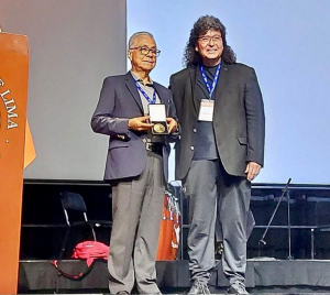 Profesor jubilado recibi&oacute; medalla en evento internacional de matem&aacute;ticas