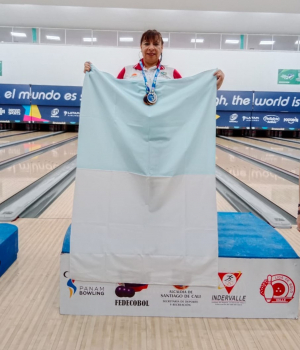 Funcionaria recibe reconocimiento por sus m&eacute;ritos deportivos