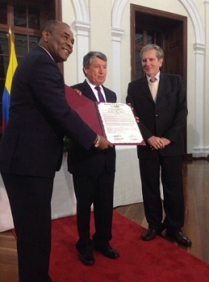 Congreso de la Rep&uacute;blica condecora al rector de Universidad del Valle