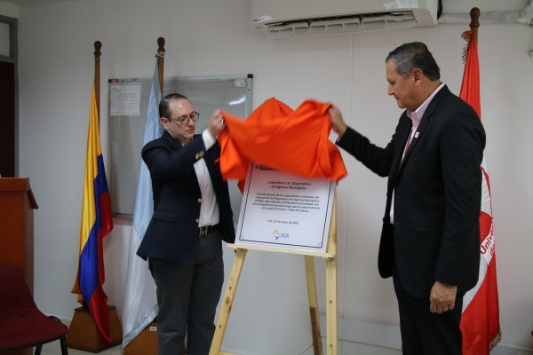 Laboratorio de Univalle recibe menci&oacute;n ministerial