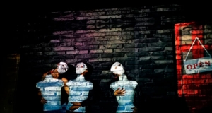 Lili Blue y sus hermanos, una puesta en escena urbana con elementos de caricatura