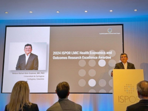 Egresado gana premio internacional en f&aacute;rmaco-econom&iacute;a